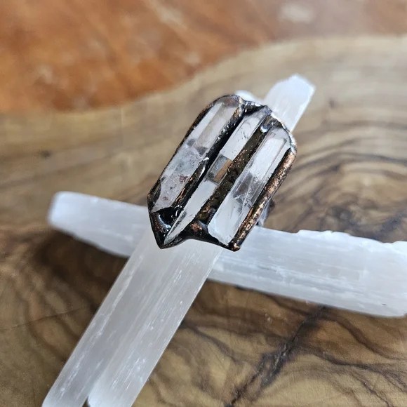 Clear Quartz Rustic Bronze Ring – Boho Energy & Healing Power - Picture 4 of 5